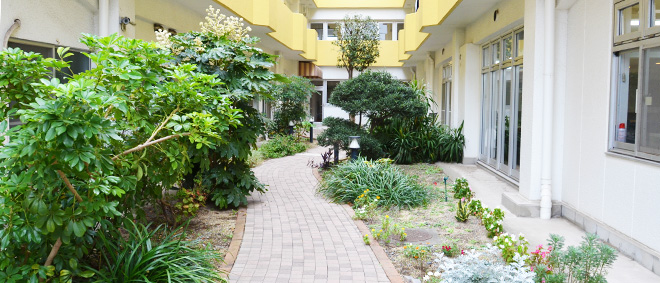 新小岩の中庭は、リゾートホテルのような開放感！憩いのスペースとして人気があります。